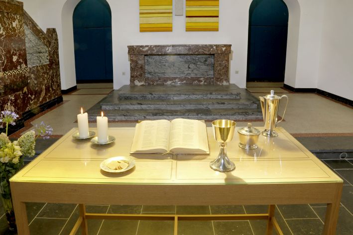 Kapelle Altar gedeckter Tisch UKD0025