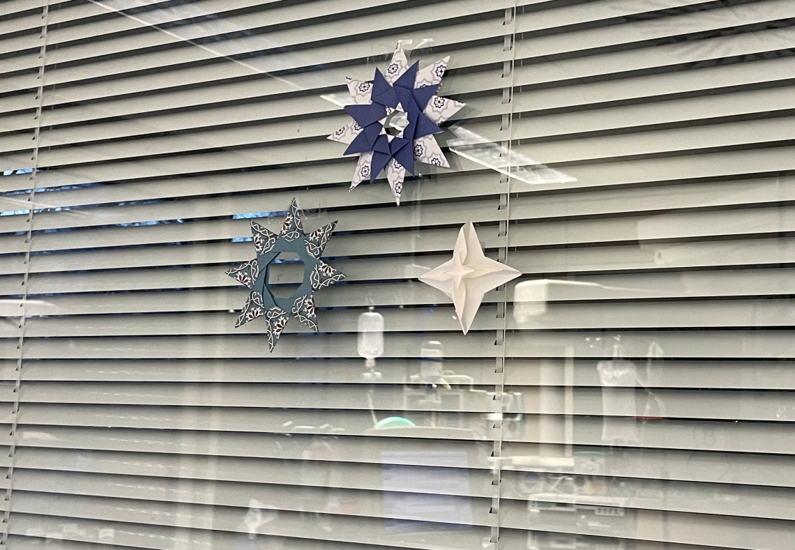 Weihnachtsdekoration am Fenster der Intensivstation