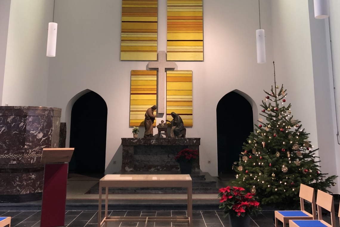 Kapelle Innenraum mit geschmücktem Weihnachtsbaum
